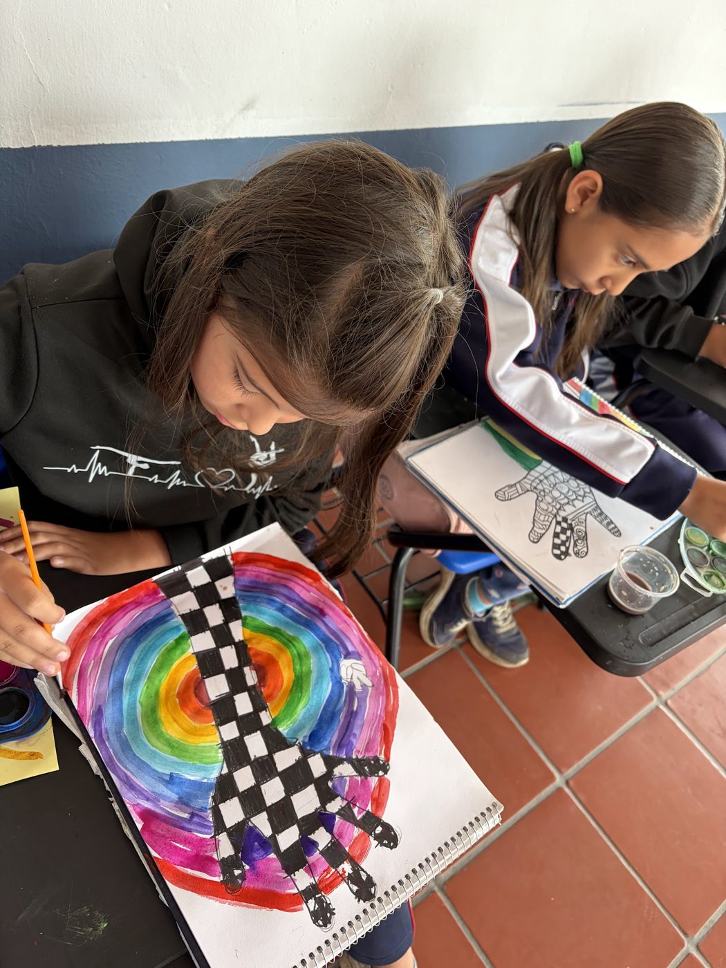 Niños aprendiendo y jugando en los jardines del Colegio CHER